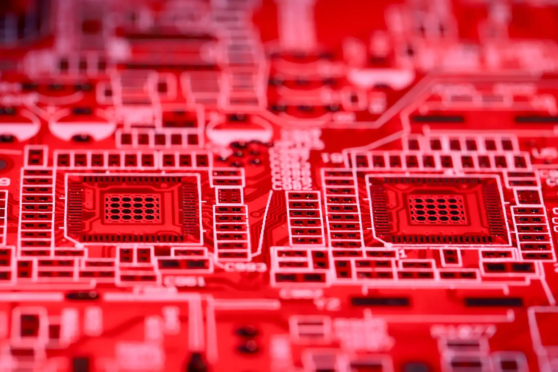 高亮显示与灵敏触控：工业显示终端选型要点对比
