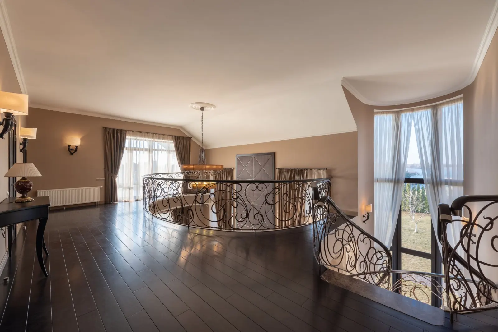 工业触摸屏在自动化设备中的高亮显示与灵敏触控技术解析