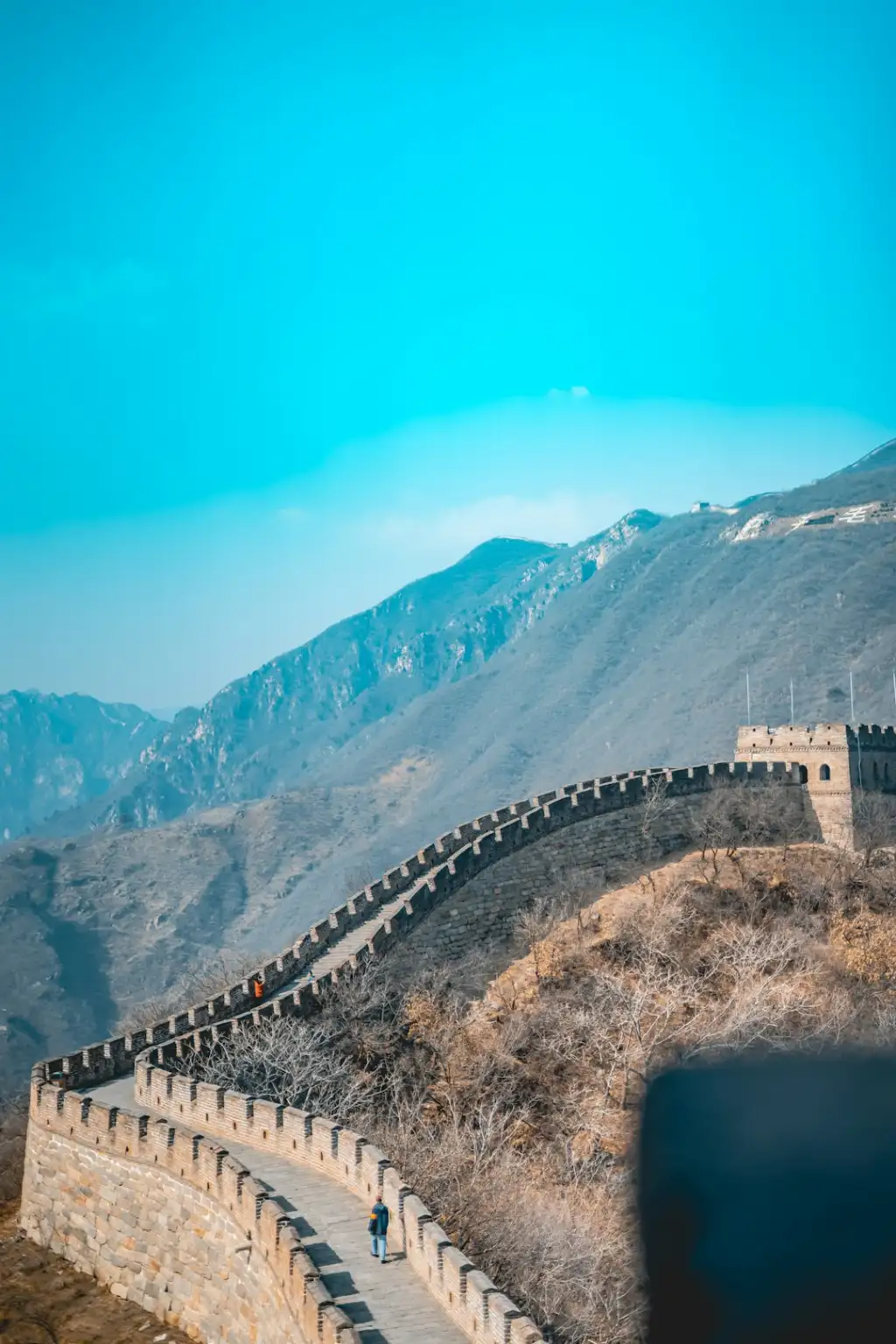 工业触摸屏在复杂电磁环境下的抗干扰设计与选型要点