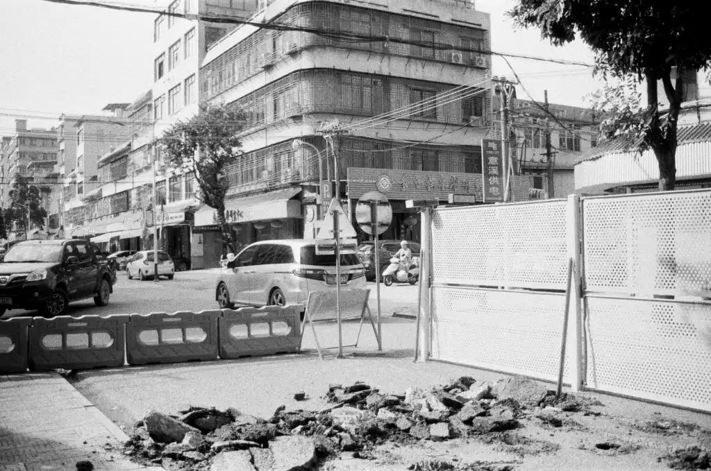 电阻屏与电容屏在工业显示场景下的触控性能对比分析